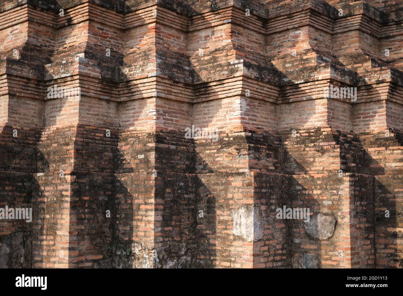 Una parete di mattoni ad angoli multipli dell'antico palazzo di Sukhothai Foto Stock