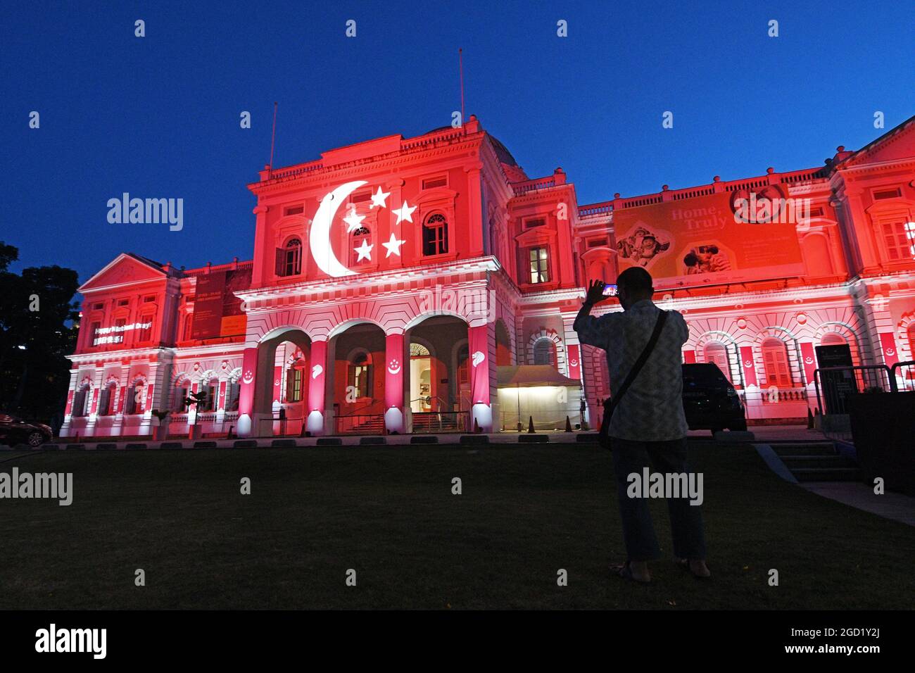 Singapore. 10 agosto 2021. Foto scattata il 10 agosto 2021 mostra proiezioni luminose sulla facciata del Museo Nazionale di Singapore in occasione del 56° anniversario dell'indipendenza del paese. Credit: Allora Chih Wey/Xinhua/Alamy Live News Foto Stock