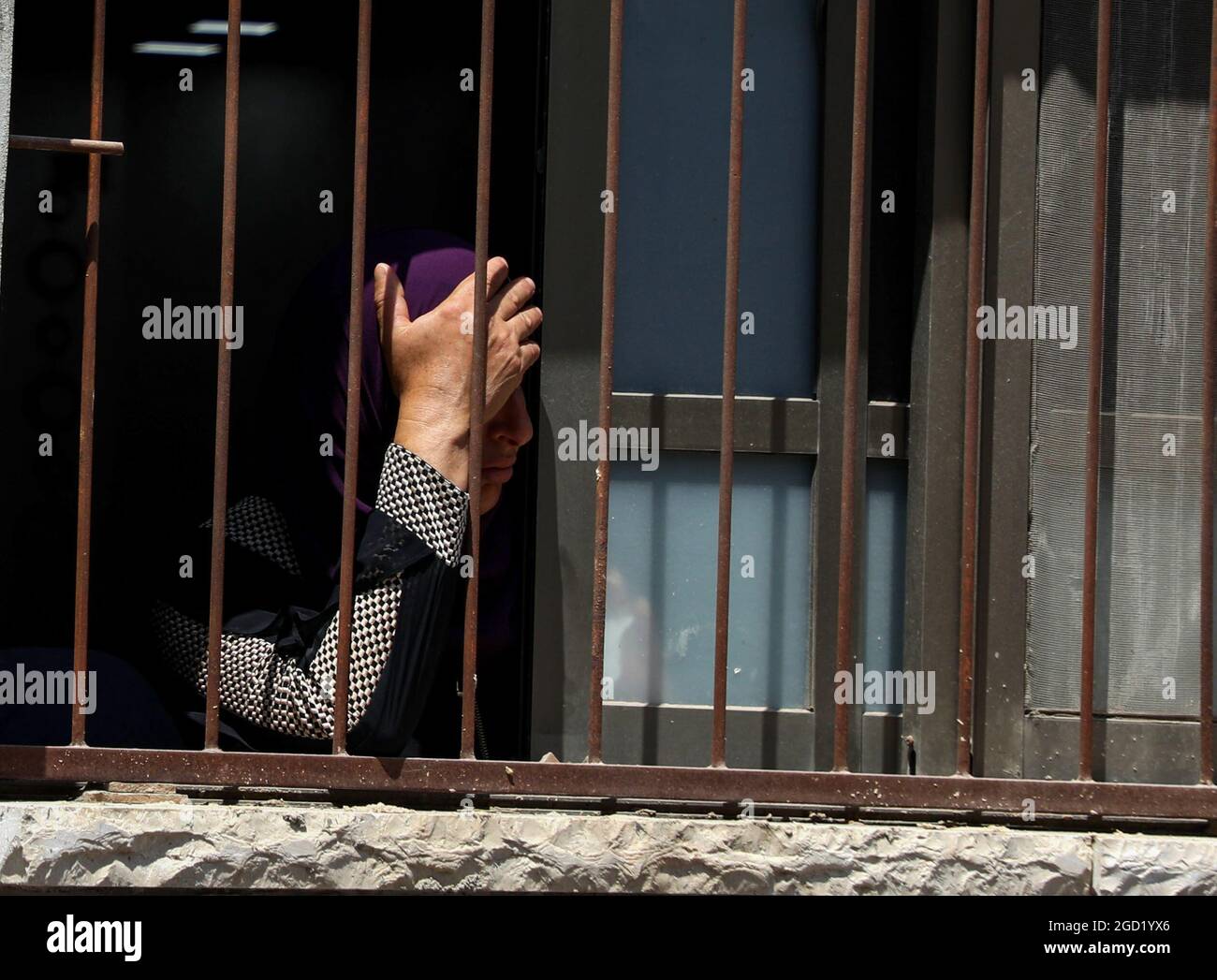 10 agosto 2021, Beita, Cisgiordania, Palestina: Nablus, Cisgiordania, Palestina. 10 agosto 2021. Una grande folla partecipa ai funerali di Shadi al-Sharfa, palestinese, ucciso dai soldati israeliani alla fine del mese scorso, nella città di Beita, in Cisgiordania. Shadi Omar Salim al-Sharfa era morto dopo essere stato ucciso dalle forze israeliane all'incrocio della città di Beita, a sud di Nablus, nella Cisgiordania settentrionale. I palestinesi tornavano a casa dopo aver lavorato per aprire la rete idrica del comune di Beita. Secondo fonti palestinesi Shadi è stato imboscato dai soldati prima di essere ucciso con un'ammunità viva Foto Stock