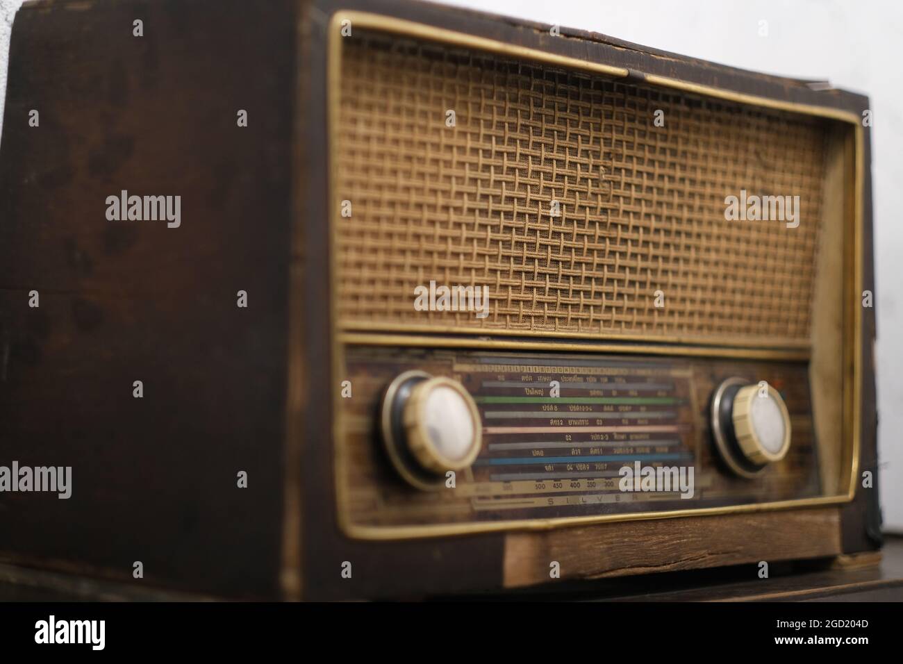 Vecchia radio, una a transistor, dal passato analogico Foto Stock