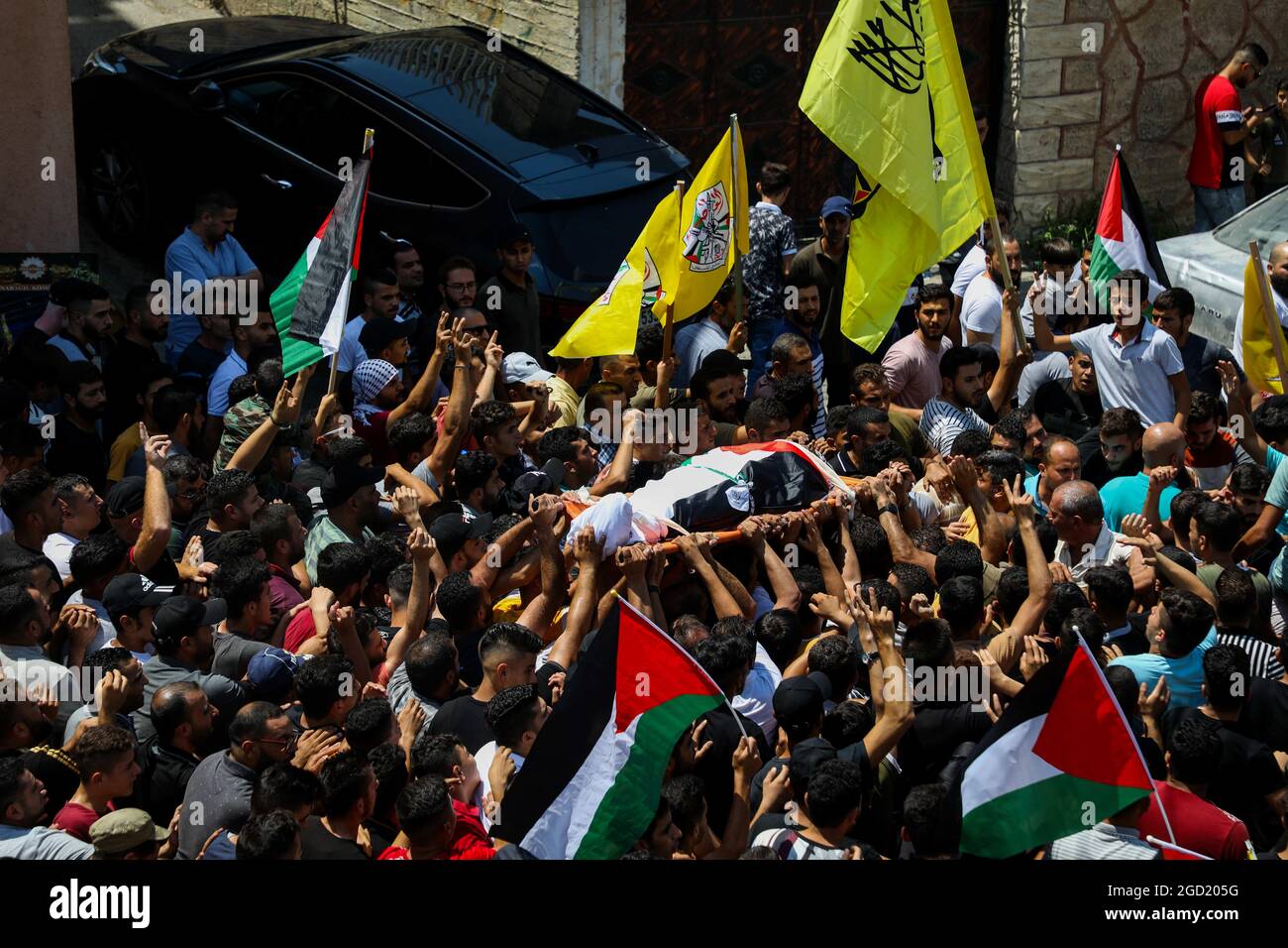 Beita, Cisgiordania, Palestina. 10 agosto 2021. Nablus, Cisgiordania, Palestina. 10 agosto 2021. Una grande folla partecipa ai funerali di Shadi al-Sharfa, palestinese, ucciso dai soldati israeliani alla fine del mese scorso, nella città di Beita, in Cisgiordania. Shadi Omar Salim al-Sharfa era morto dopo essere stato ucciso dalle forze israeliane all'incrocio della città di Beita, a sud di Nablus, nella Cisgiordania settentrionale. I palestinesi tornavano a casa dopo aver lavorato per aprire la rete idrica del comune di Beita. Secondo fonti palestinesi Shadi è stato imboscato dai soldati prima di essere ucciso con un'ammunità viva Foto Stock