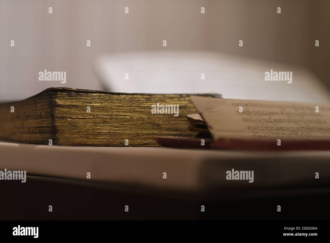 Pagine di manoscritto antico del Siam, probabilmente in lingua Old Khmer, fatto di foglia di palma Foto Stock