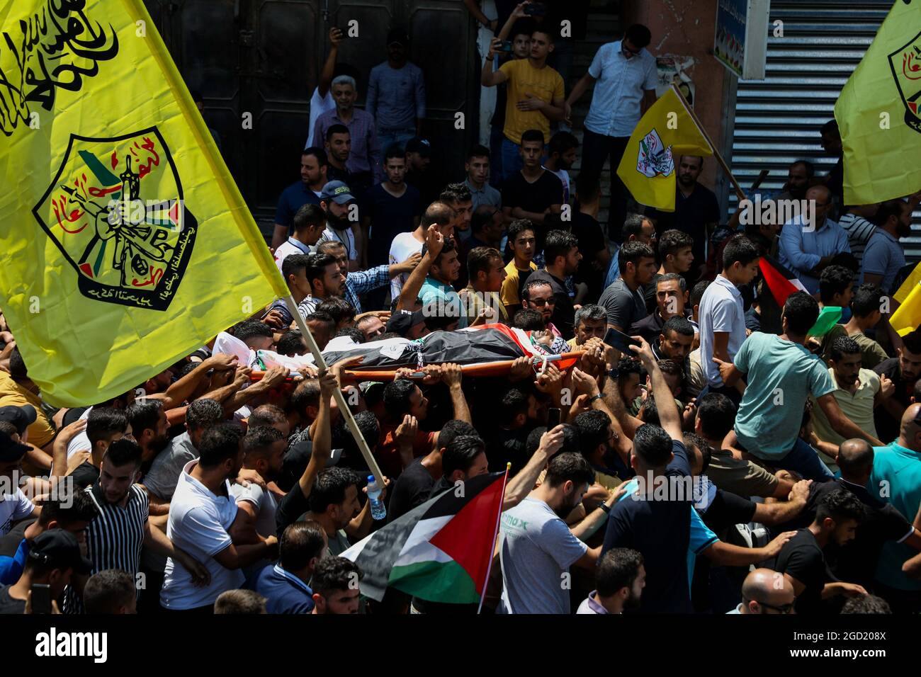 Beita, Cisgiordania, Palestina. 10 agosto 2021. Nablus, Cisgiordania, Palestina. 10 agosto 2021. Una grande folla partecipa ai funerali di Shadi al-Sharfa, palestinese, ucciso dai soldati israeliani alla fine del mese scorso, nella città di Beita, in Cisgiordania. Shadi Omar Salim al-Sharfa era morto dopo essere stato ucciso dalle forze israeliane all'incrocio della città di Beita, a sud di Nablus, nella Cisgiordania settentrionale. I palestinesi tornavano a casa dopo aver lavorato per aprire la rete idrica del comune di Beita. Secondo fonti palestinesi Shadi è stato imboscato dai soldati prima di essere ucciso con un'ammunità viva Foto Stock