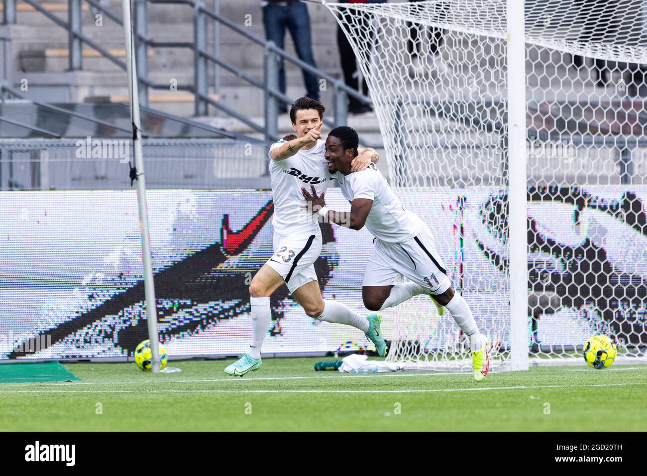 Farum, Danimarca. 9 agosto 2021. Oliver Villadsen (23) del FC Nordsjaelland segna e celebra con Ibrahim Sadiq (11) durante la partita 3F Superliga tra FC Nordsjaelland e Odense Boldklub a destra a Dream Park a Farum, Danimarca. (Photo Credit: Gonzales Photo/Alamy Live News Foto Stock