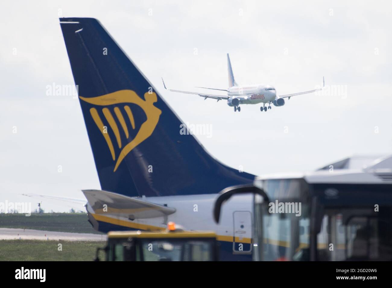Compagnia aerea low cost Ryanair Aircraft Boeing 737-800 e Boeing 737-8MG low cost Jet2.com compagnie aeree a Danzica, Polonia. 26 Maggio 2021 © Wojciech Strozyk / A. Foto Stock