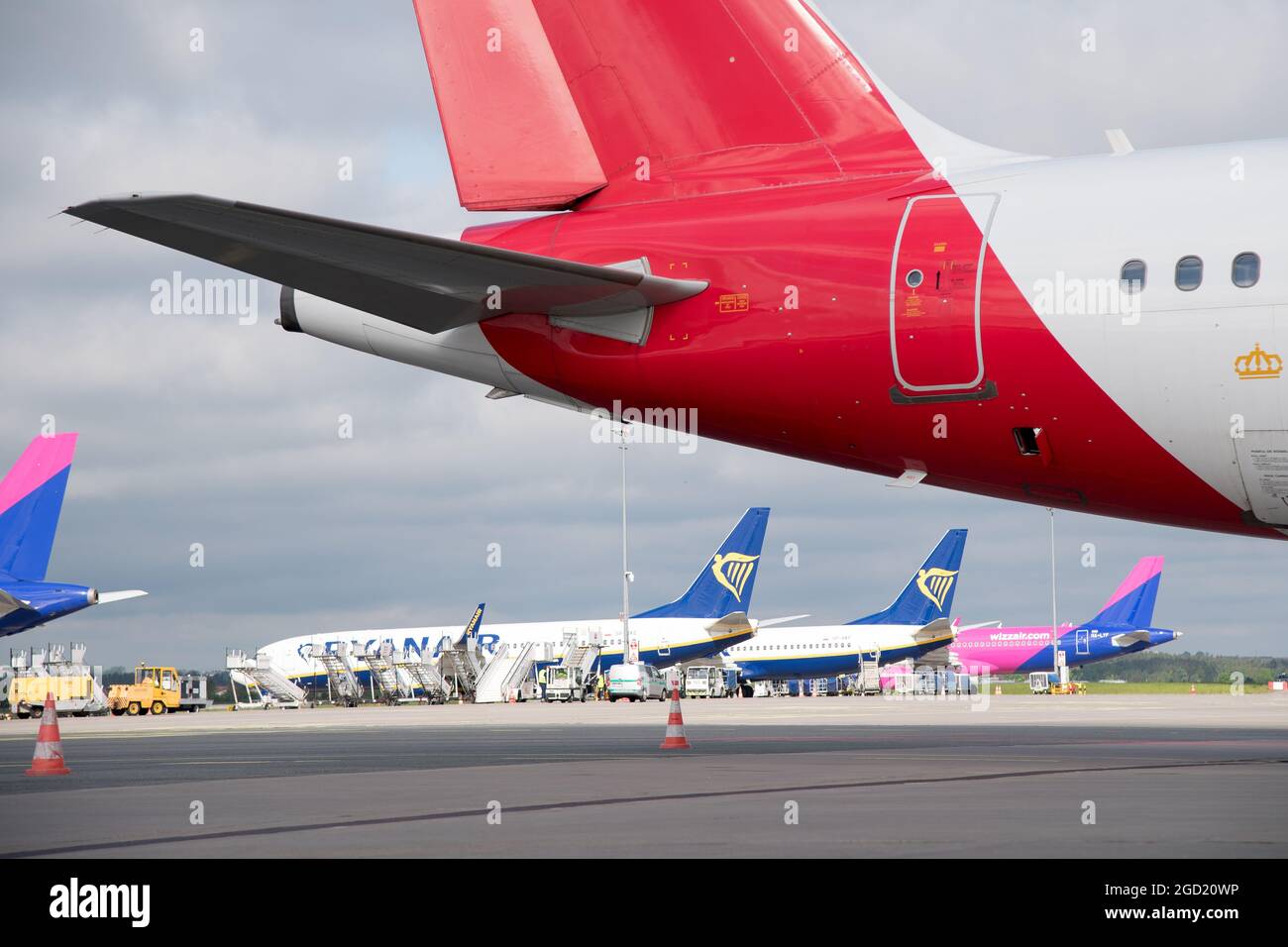 Airbus A320-200 di Iberia, compagnia aerea a basso costo Ryanair Aircraft Boeing 737-800 e compagnia aerea a basso costo Wizz Air Airbus A320-200 a Gdansk Lech Walesa Airpor Foto Stock
