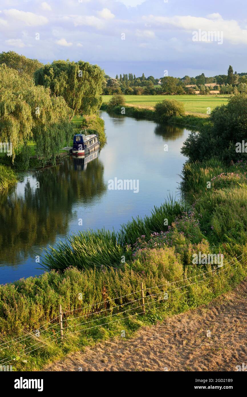Bellissimo fiume che si estende attraverso la campagna del Cambridgshire Foto Stock