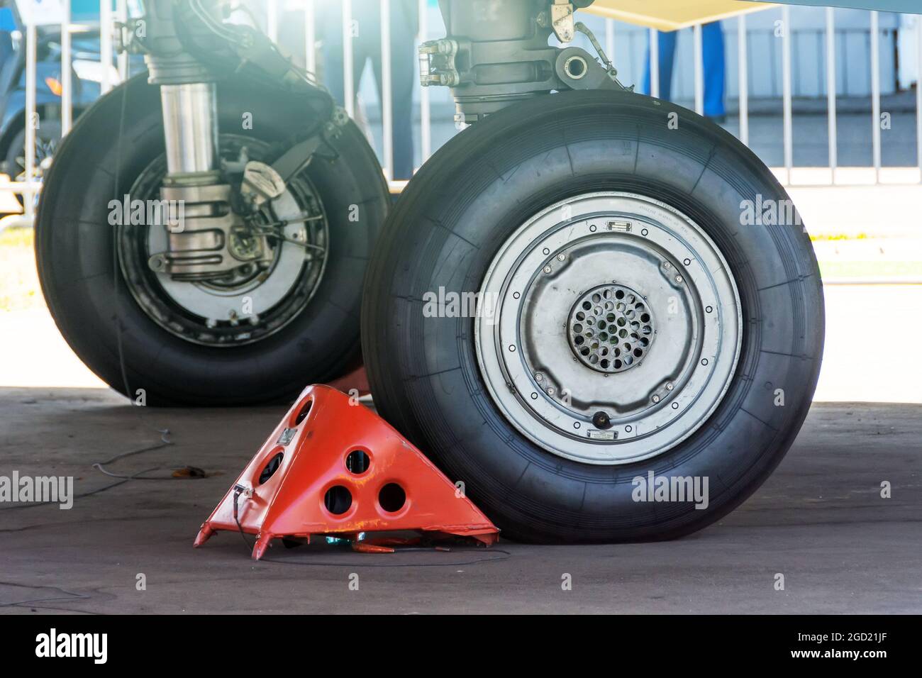 Il principale equipaggiamento di atterraggio di un combattente Foto Stock
