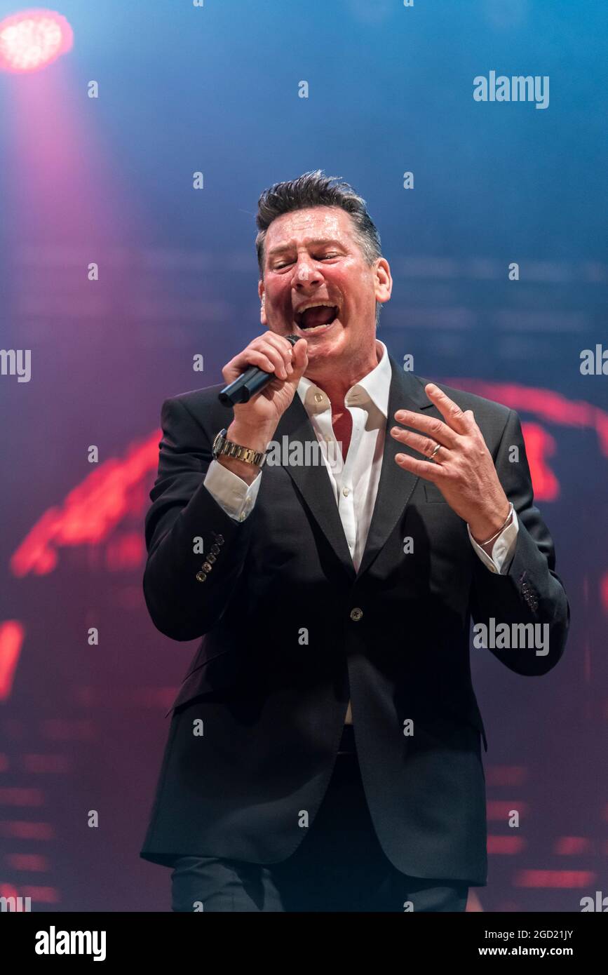 Tony Hadley canta con la sua band la favolosa TH Band al festival musicale Fantasia di Maldon, Essex, Regno Unito. Il primo concerto dopo la pandemia di COVID è stato interrotto Foto Stock