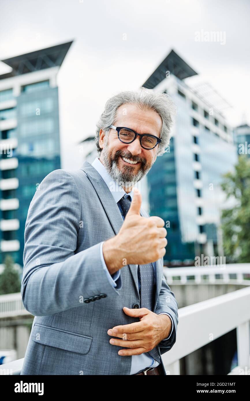 senior business office aziendale edificio città sicuro felice Foto Stock