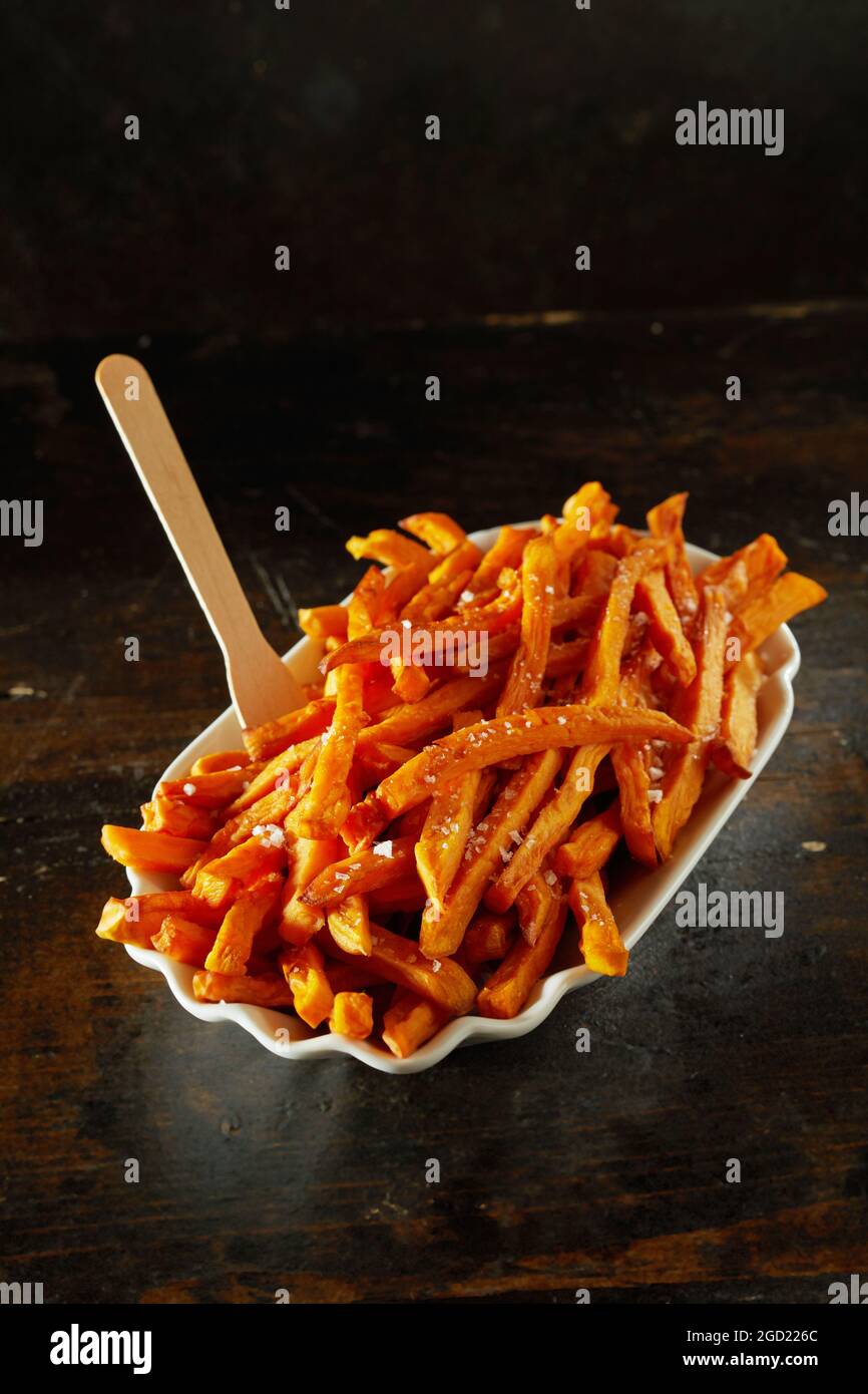 Dall'alto di fette di patate fritte con condimenti Foto Stock