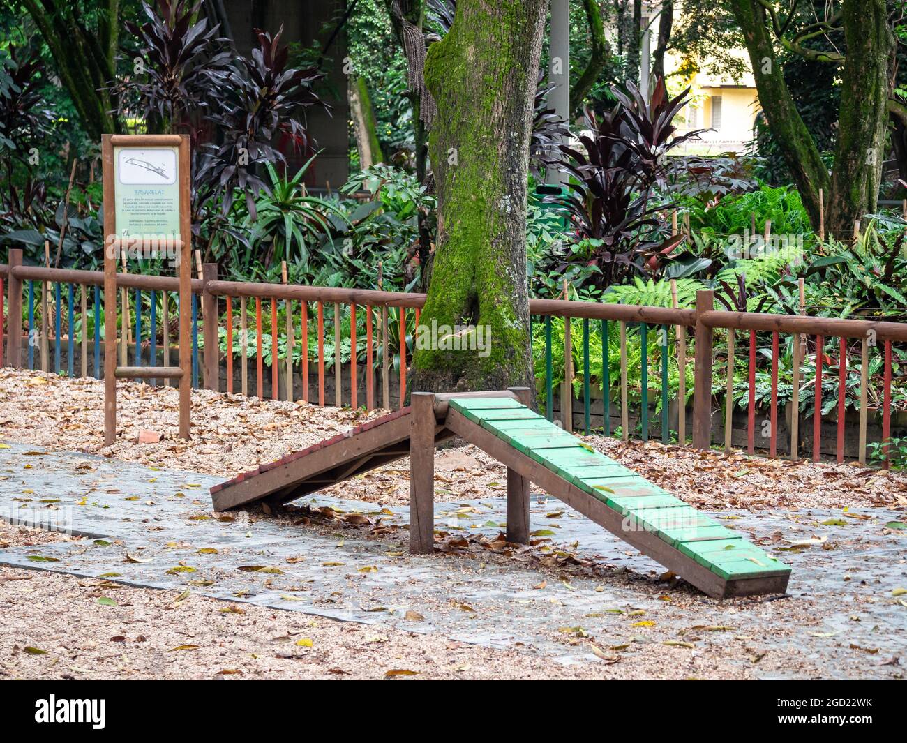 Parco del cane con i giochi di addestramento come 'Walkway', con un segno che indica lo scopo dell'esercitazione e le abilità che il cane dimostra nell'esecuzione i Foto Stock