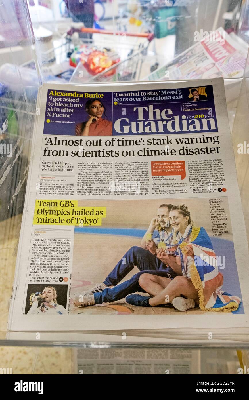 "Quasi fuori tempo: Stellato avvertimento dagli scienziati sul disastro climatico" giornale headline prima pagina Guardian 10 agosto 2021 Londra Inghilterra UK Foto Stock