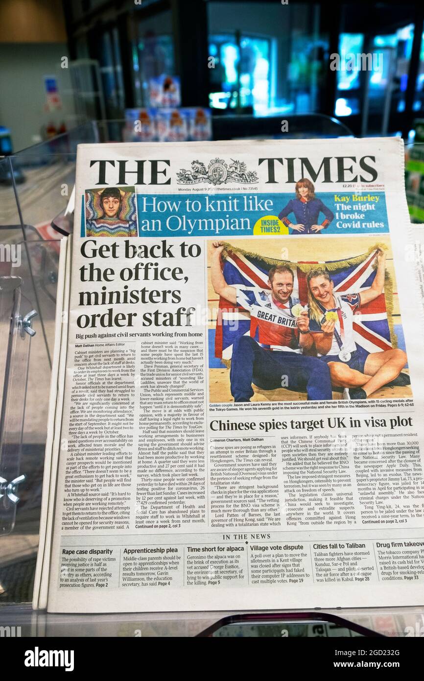 Il titolo del giornale Times 'ritorna al personale dell'ordine dei ministri degli uffici' e i vincitori della medaglia d'oro Jason Laura Kenny Tokyo il 10 agosto 2021 Londra UK Foto Stock