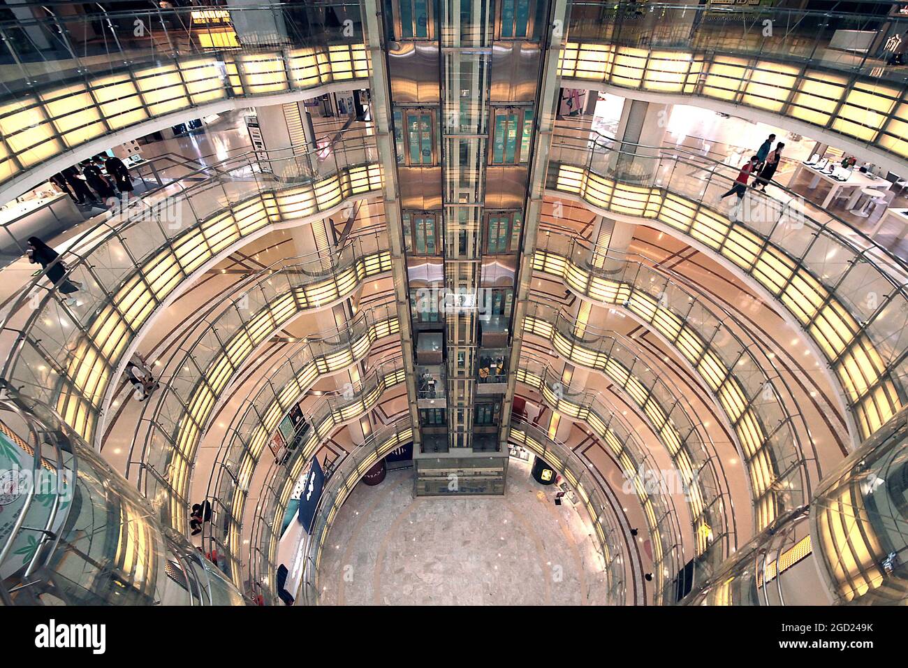 Pechino, Cina. 10 agosto 2021. Un moderno centro commerciale internazionale di moda a dieci piani non ha praticamente acquirenti a Pechino, martedì 10 agosto 2021. La Cina, il paese più popoloso del mondo, negli ultimi dieci anni è stata l'obiettivo dei marchi di lusso occidentali come il loro principale mercato in crescita - tuttavia la pandemia ha influenzato negativamente l'intero mercato dei consumatori. Foto di Stephen Shaver/UPI Credit: UPI/Alamy Live News Foto Stock