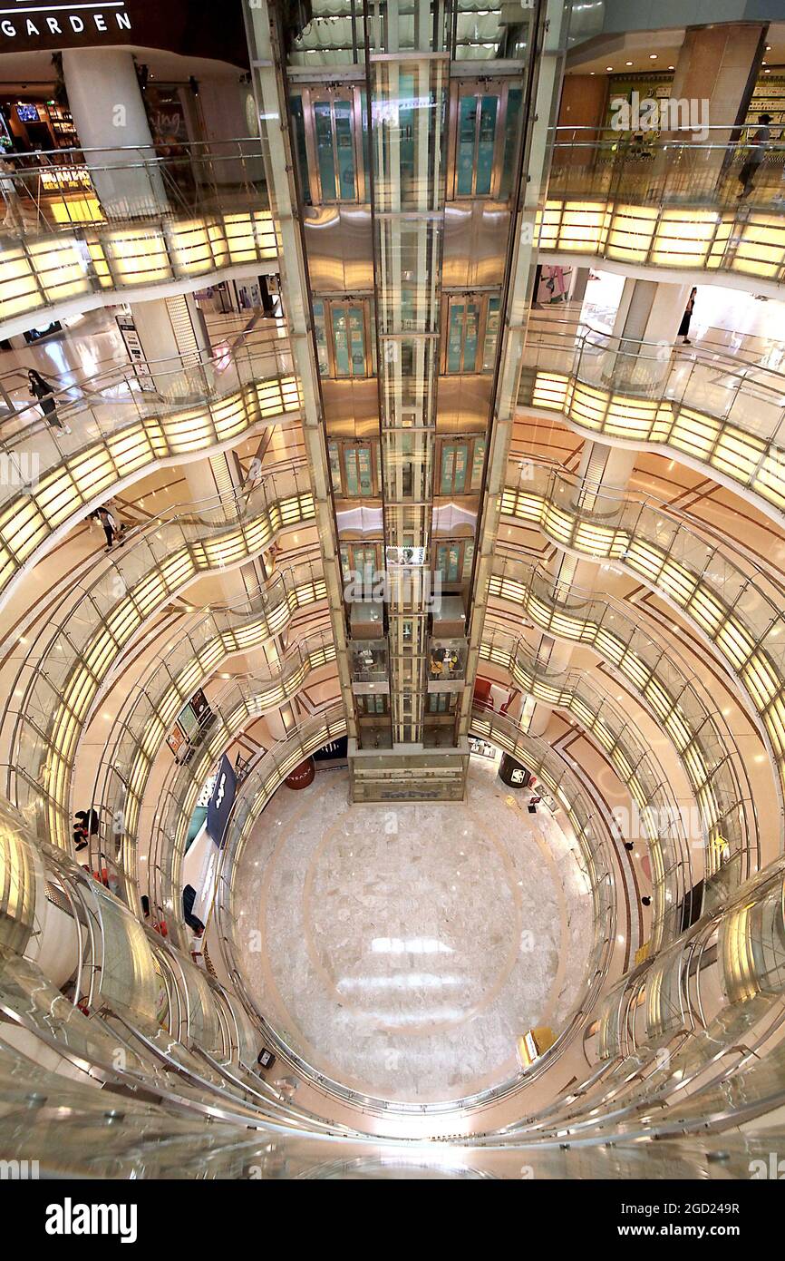 Pechino, Cina. 10 agosto 2021. Un moderno centro commerciale internazionale di moda a dieci piani non ha praticamente acquirenti a Pechino, martedì 10 agosto 2021. La Cina, il paese più popoloso del mondo, negli ultimi dieci anni è stata l'obiettivo dei marchi di lusso occidentali come il loro principale mercato in crescita - tuttavia la pandemia ha influenzato negativamente l'intero mercato dei consumatori. Foto di Stephen Shaver/UPI Credit: UPI/Alamy Live News Foto Stock