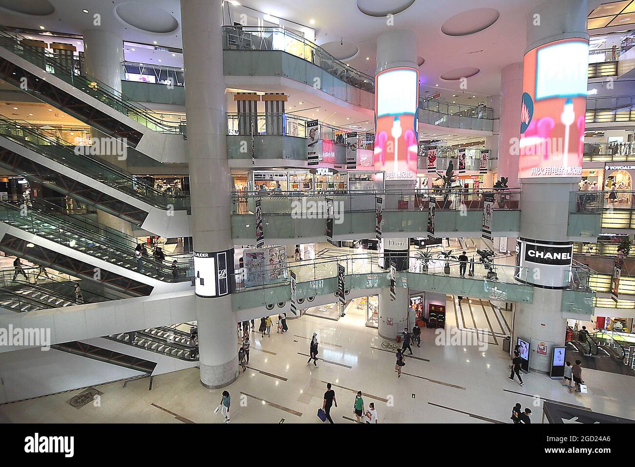 Pechino, Cina. 10 agosto 2021. Un moderno centro commerciale internazionale di moda a dieci piani non ha praticamente acquirenti a Pechino, martedì 10 agosto 2021. La Cina, il paese più popoloso del mondo, negli ultimi dieci anni è stata l'obiettivo dei marchi di lusso occidentali come il loro principale mercato in crescita - tuttavia la pandemia ha influenzato negativamente l'intero mercato dei consumatori. Foto di Stephen Shaver/UPI Credit: UPI/Alamy Live News Foto Stock