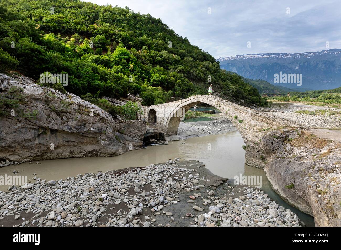 Tipico ponte ad arco ottomano e bagni termali Benja a Benje, fiume Lengarica, Lengaricë, vicino Përmet, Parco Nazionale Hotova-Dangell, Albania Foto Stock