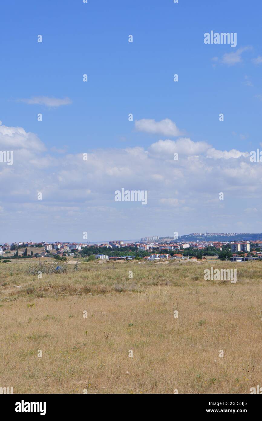 Città a distanza in una soleggiata giornata estiva Foto Stock