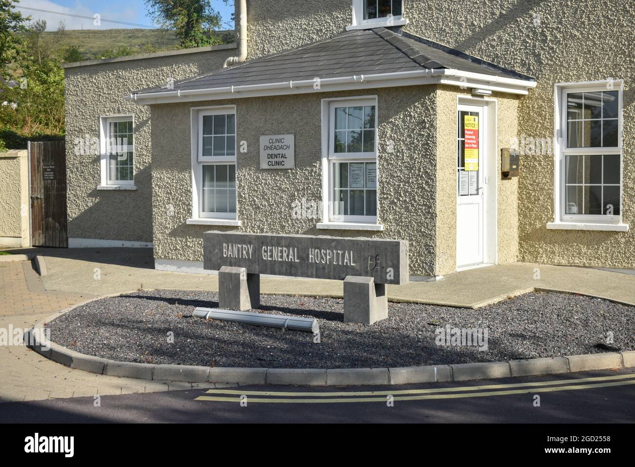 Bantry, West Cork, Irlanda. 9 agosto 2021. L’unità di valutazione medica del Bantry General Hospital riaprirà mercoledì alle 9. Credit: Karlis Dzjamko/Alamy Live News Foto Stock