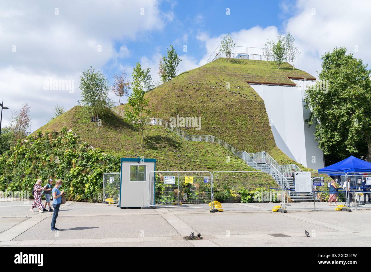 Il Marble Arch Mound, la nuova attrazione turistica di Londra. Una struttura collinare realizzata dall'uomo coperta di alberi e erba con una piattaforma di osservazione in cima. Foto Stock