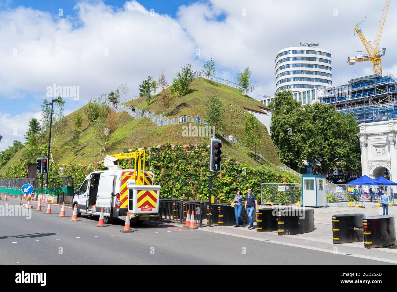 Il Marble Arch Mound, la nuova attrazione turistica di Londra. Una struttura collinare realizzata dall'uomo coperta di alberi e erba con una piattaforma di osservazione in cima. Foto Stock