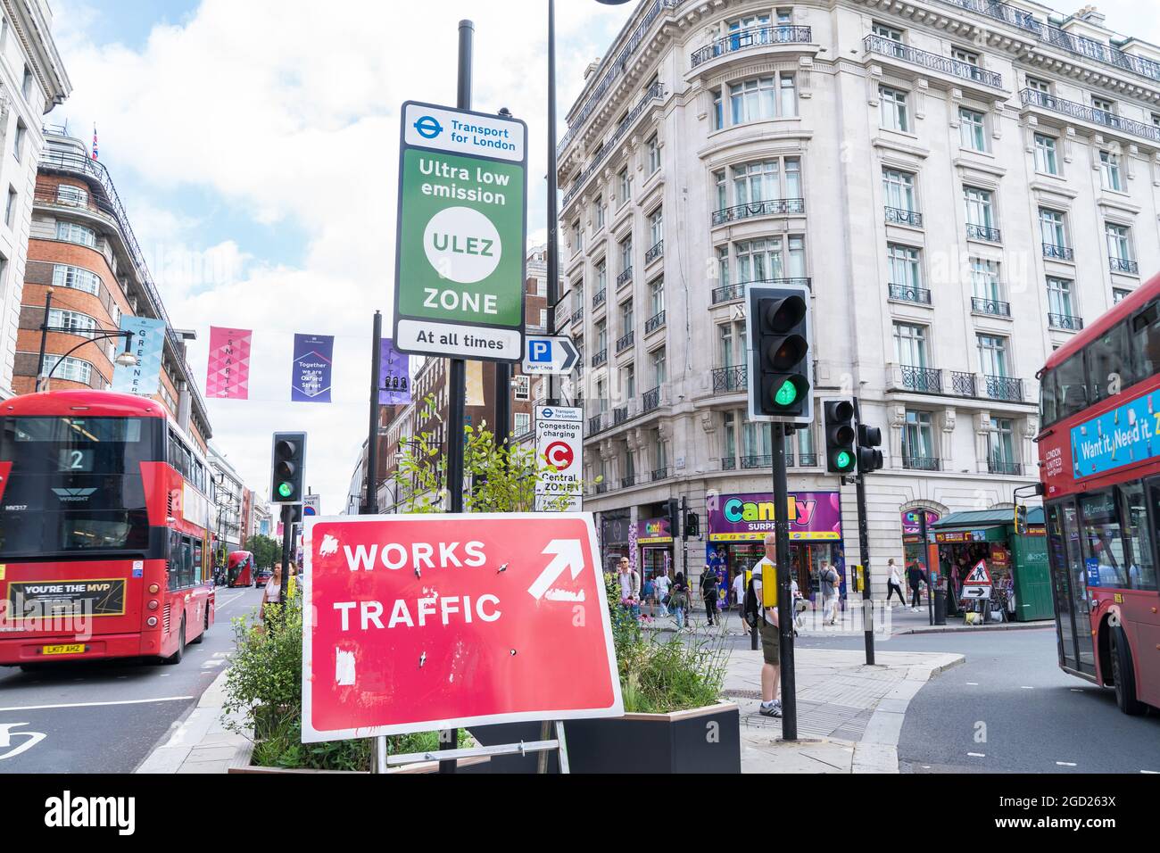 ULEZ Ultra Low Emission zone e segnale di addebito per la congestione alla fine di Oxford Street. Londra - 10 agosto 2021 Foto Stock