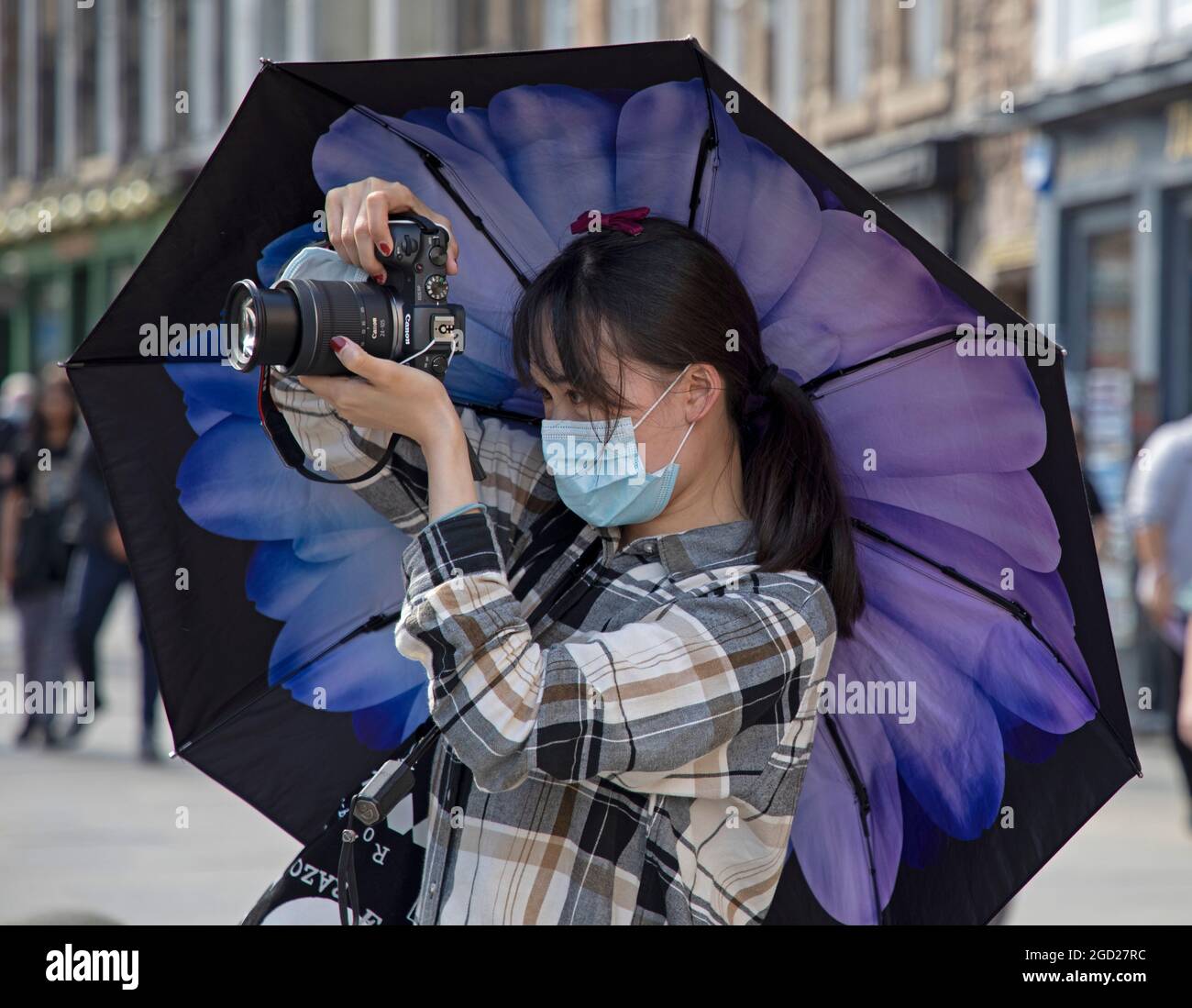 Centro di Edimburgo, Scozia, tempo britannico. 10 agosto 2021. Caldo e soleggiato con temperatura superiore a 21 gradi centigradi per i visitatori del centro della città. Credit: Arch White/Alamy Live News. Foto Stock
