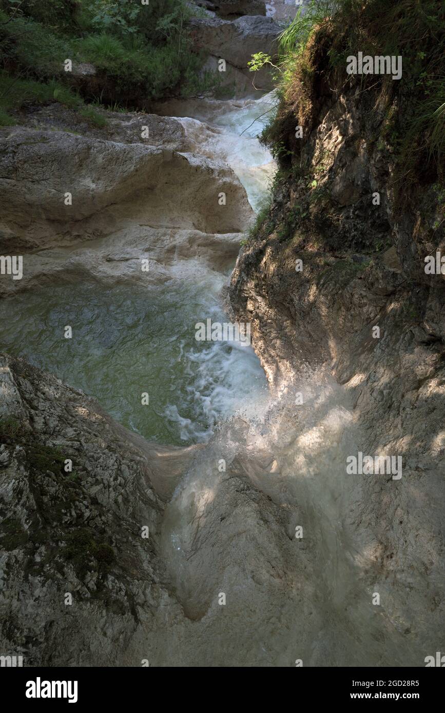 Il torrente Weissbach scorre attraverso rocce luminose quasi bianche e piscine naturali chiamate Gumpen, Bayerisch Gmain, Berchtesgaden, Baviera, Germania Foto Stock