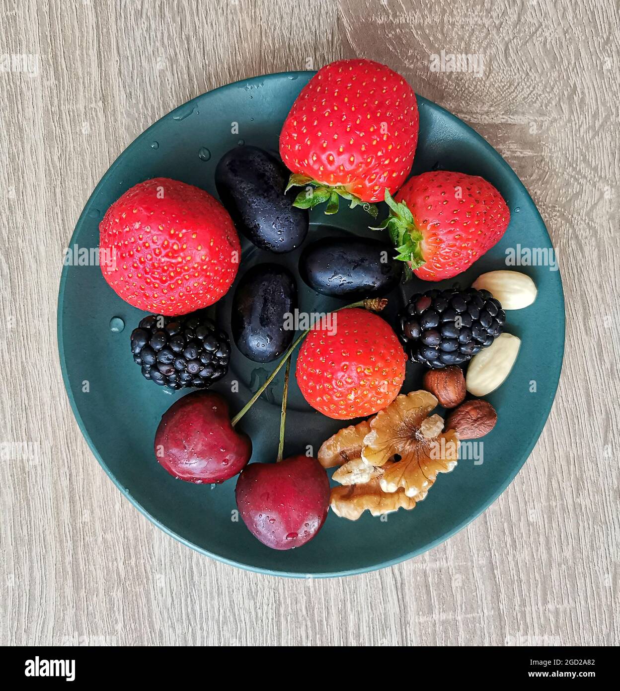 Frutti di bosco freschi e colorati sono i migliori snack e dessert Foto Stock