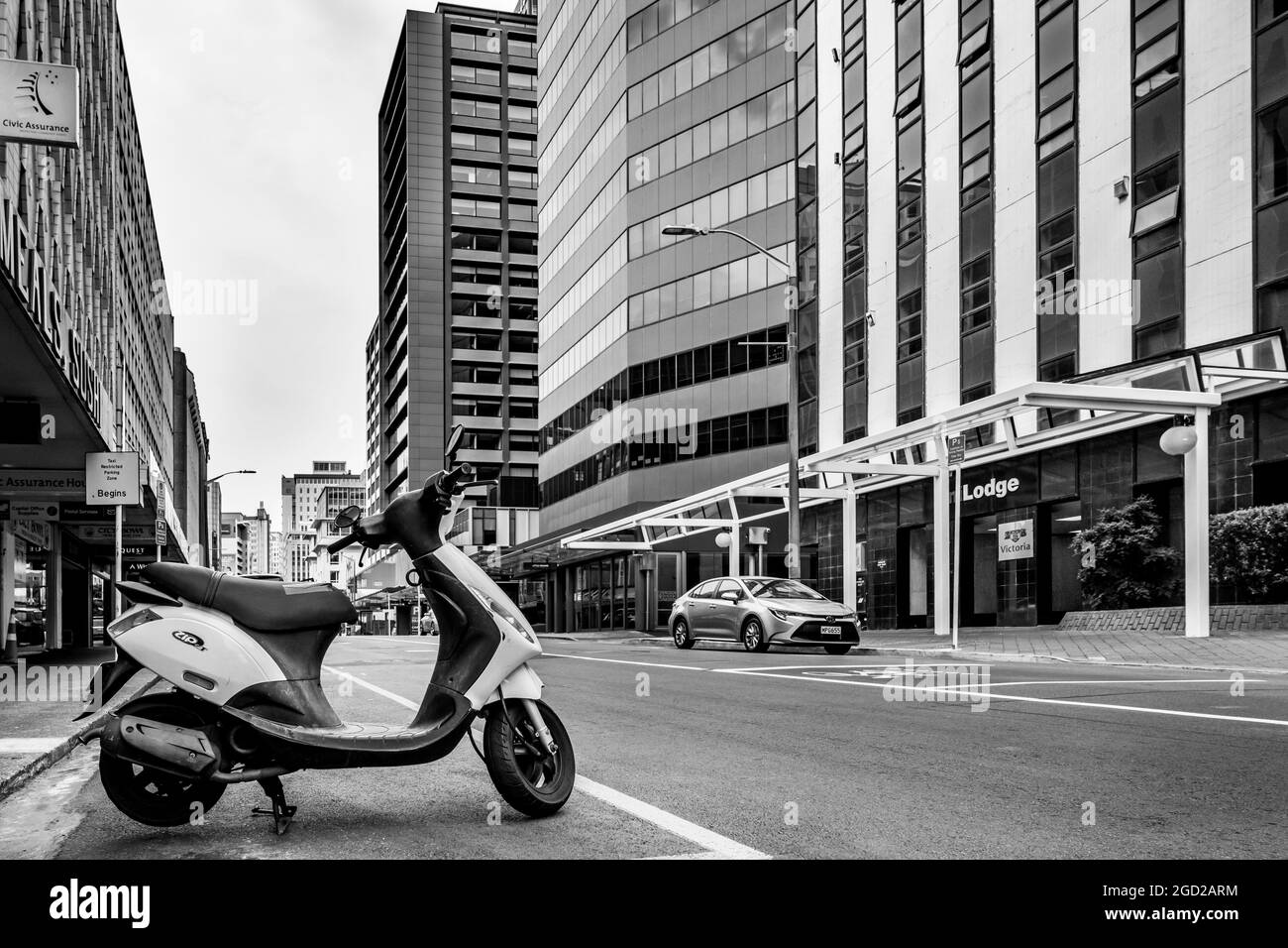 Ciclomotore parcheggiato sulla strada, Queenstown, South Island, Nuova Zelanda Foto Stock