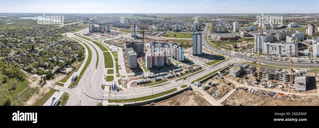 vista aerea di un grande cantiere urbano. costruzione di nuovi appartamenti in zona residenziale. foto panoramica. Foto Stock