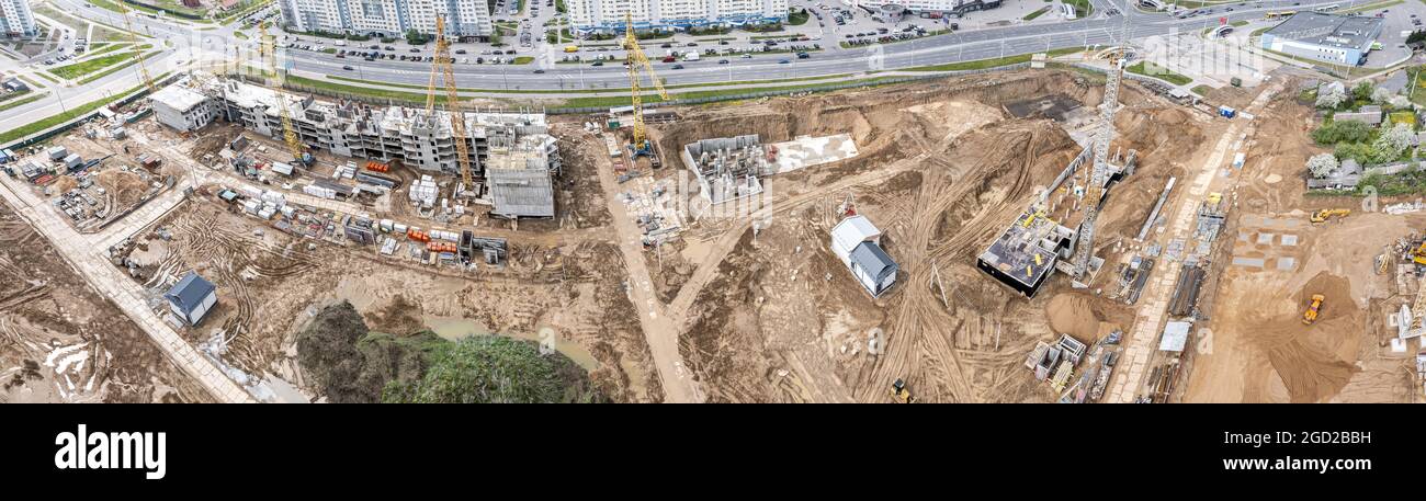 lavori di costruzione con molte gru a torre su un nuovo cantiere civile. panorama aereo. Foto Stock
