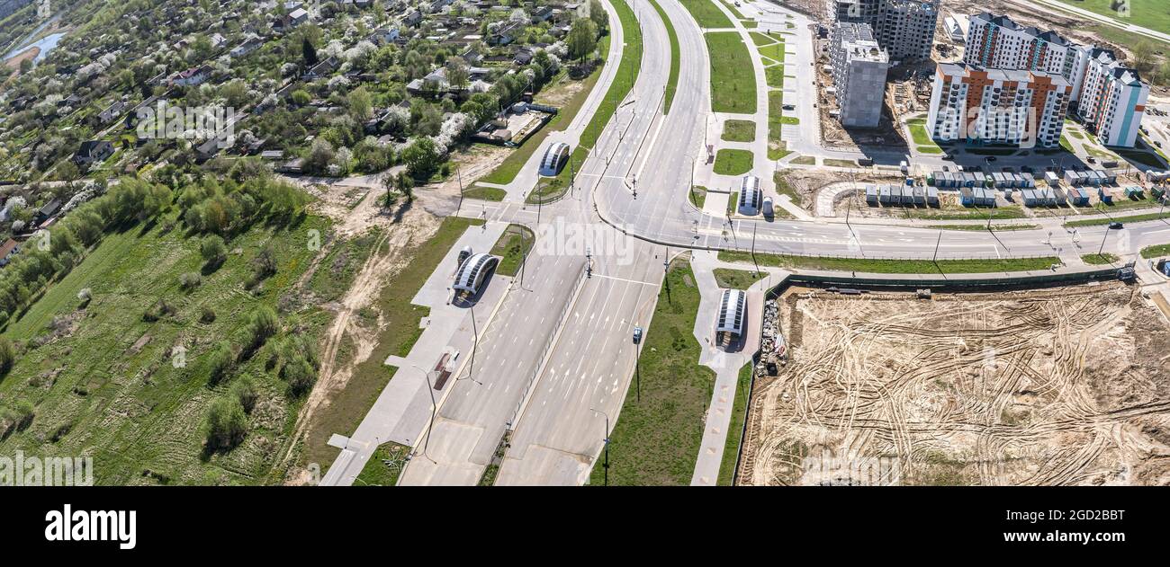 vista aerea del drone del nuovo sviluppo della casa. nuova zona residenziale in costruzione. immagine panoramica. Foto Stock