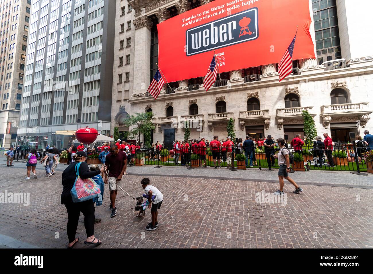 All'esterno della Borsa di New York decorata giovedì 5 agosto 2021 per il commercio pubblico della Weber Inc., un produttore fi griglie, un punto di riferimento di barbecue cortile. (© Richard B. Levine) Foto Stock