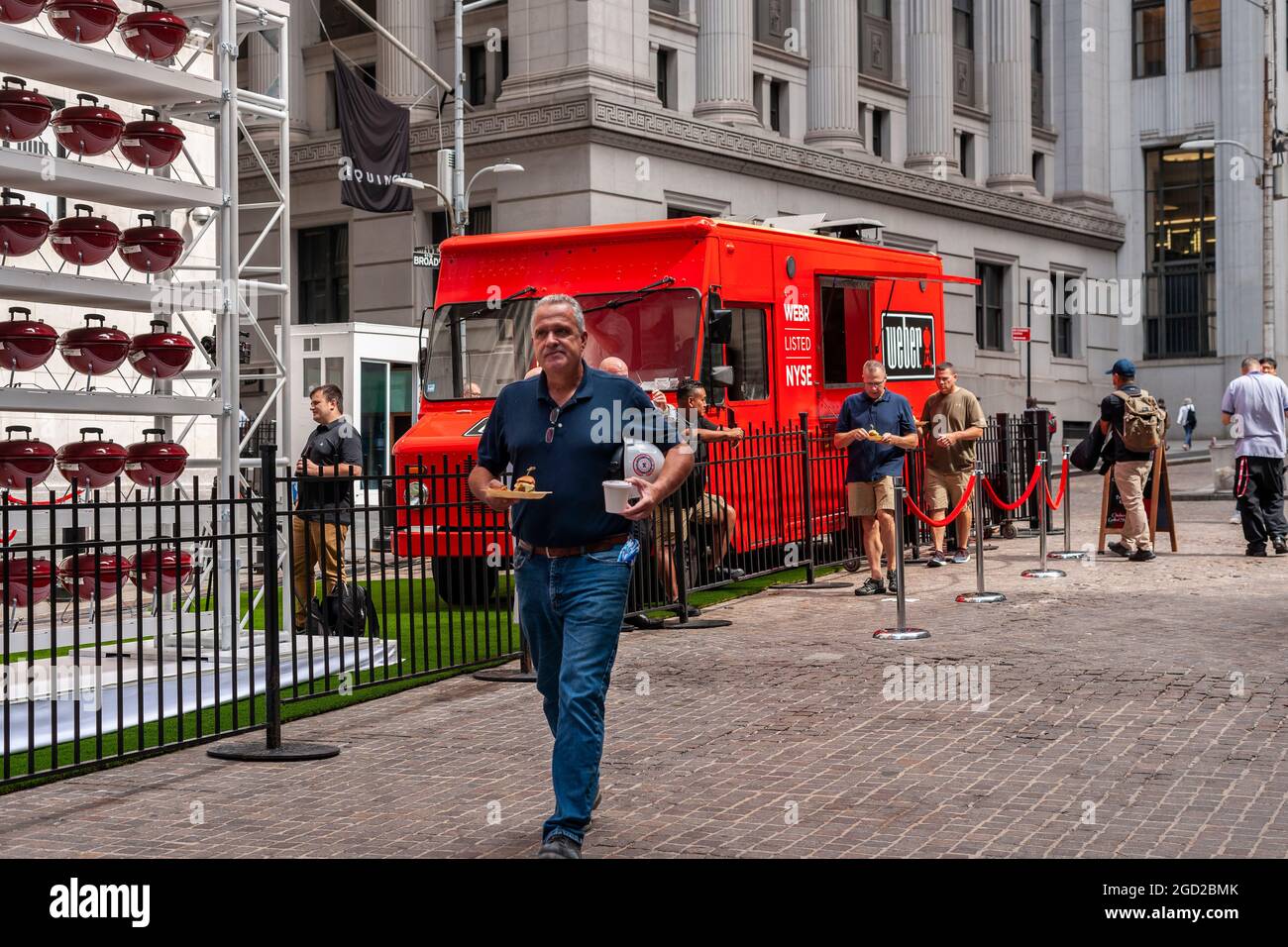 All'esterno della Borsa di New York decorata giovedì 5 agosto 2021 per il commercio pubblico della Weber Inc., un produttore fi griglie, un punto di riferimento di barbecue cortile. (© Richard B. Levine) Foto Stock
