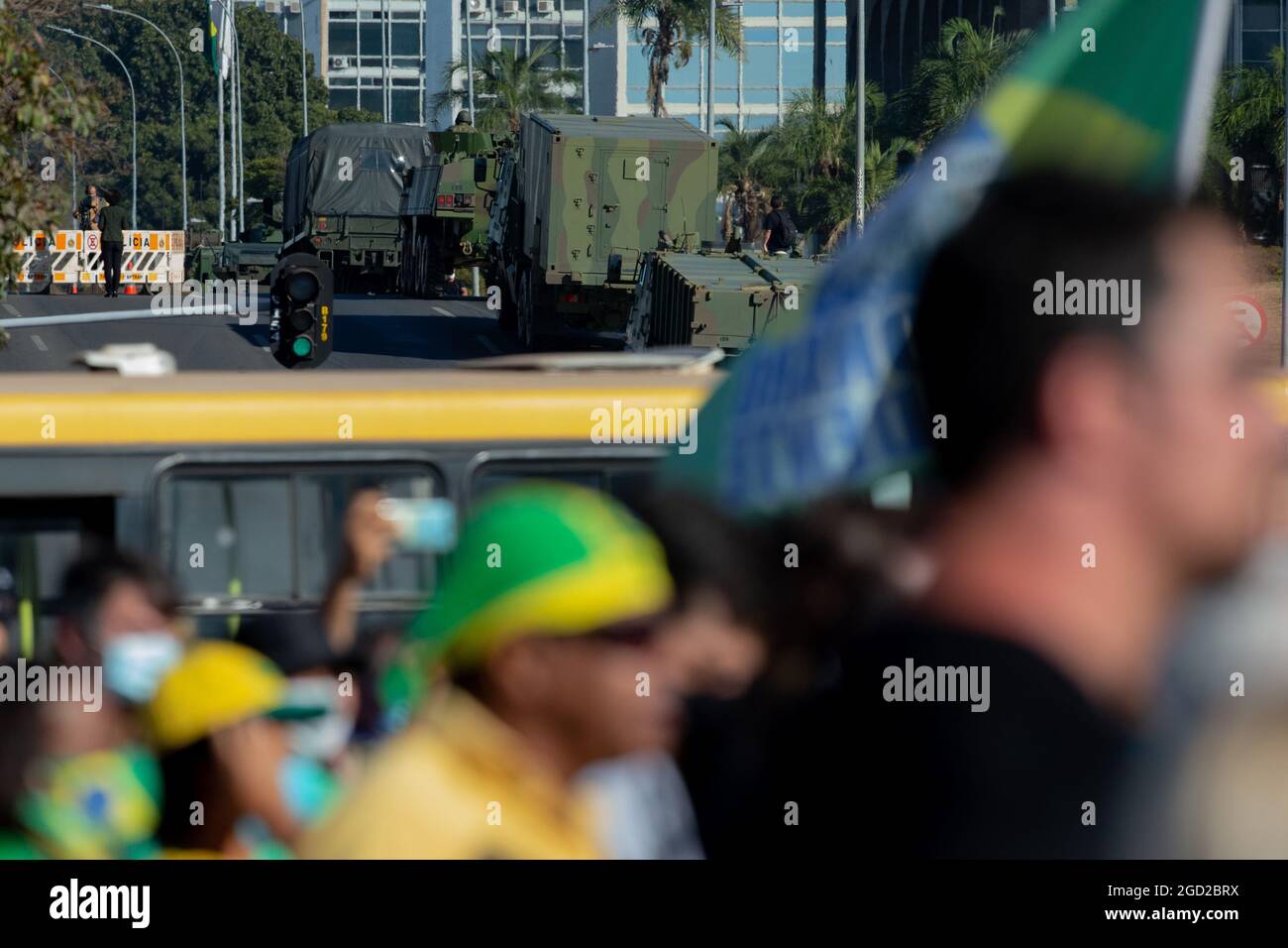 Brasilia, Brasile. 10 agosto 2021. I sostenitori del presidente Bolsonaro indossando T-shirt e cappelli in colori brasiliani guardano una sfilata militare di fronte al palazzo del governo. La parata si è svolta il giorno del voto previsto su una riforma del sistema elettorale brasiliano. Credit: Myke Sena/dpa/Alamy Live News Foto Stock