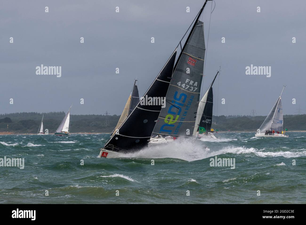 Inizio della Rolex Fastnet Race l'8 agosto 2021. I concorrenti si trovavano di fronte a condizioni di sgranatura con alti venti occidentali. Cowes, Isola di Wight, Inghilterra Foto Stock
