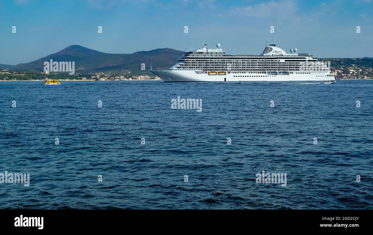 Saint Tropez, Francia - 9 giugno. 2016: Vista su grande nave da crociera sette mari esploratore nella baia del mare mediterraneo contro il cielo estivo blu Foto Stock