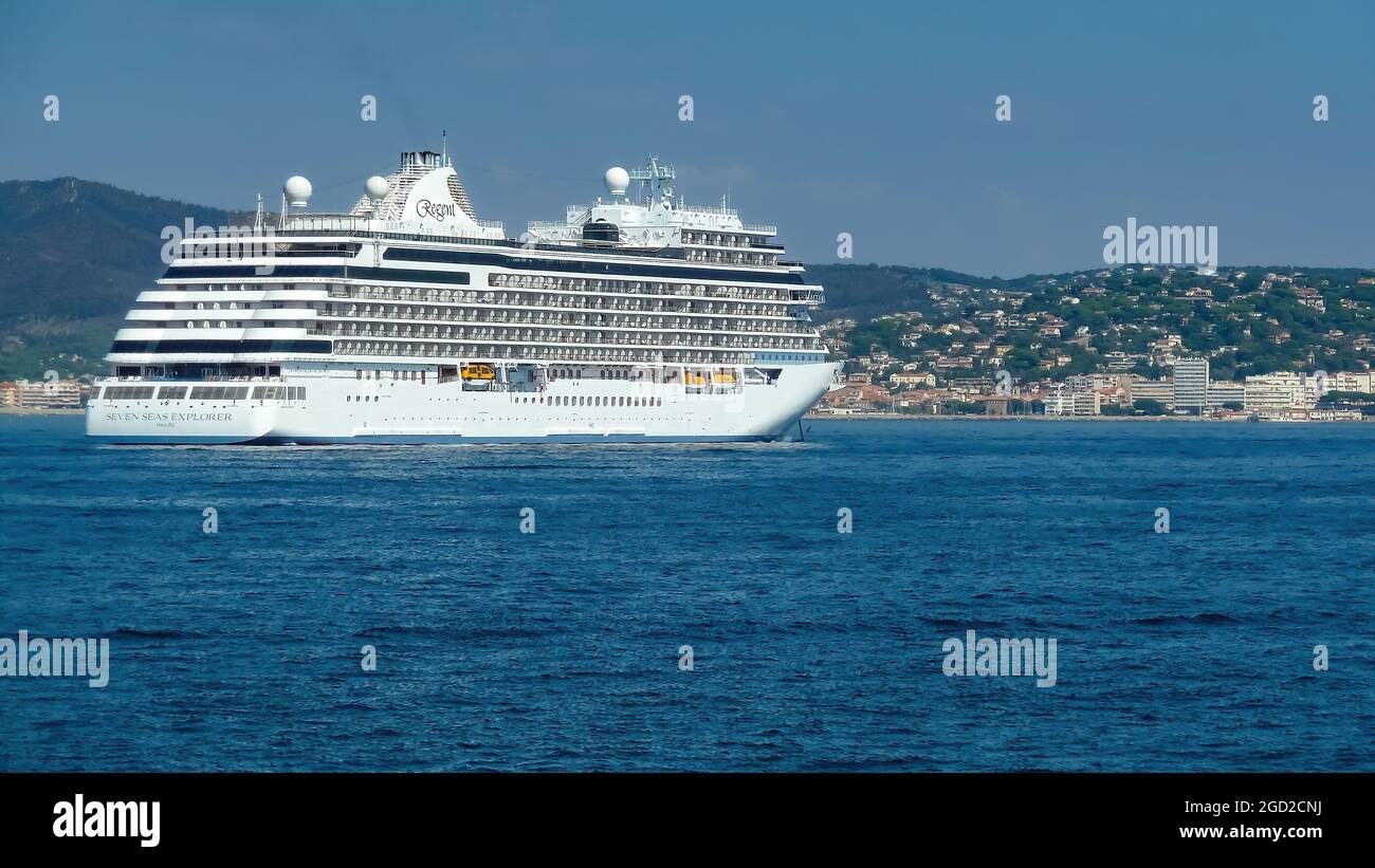 Saint Tropez, Francia - 9 giugno. 2016: Vista su grande nave da crociera sette mari esploratore nella baia del mare mediterraneo contro il cielo estivo blu Foto Stock