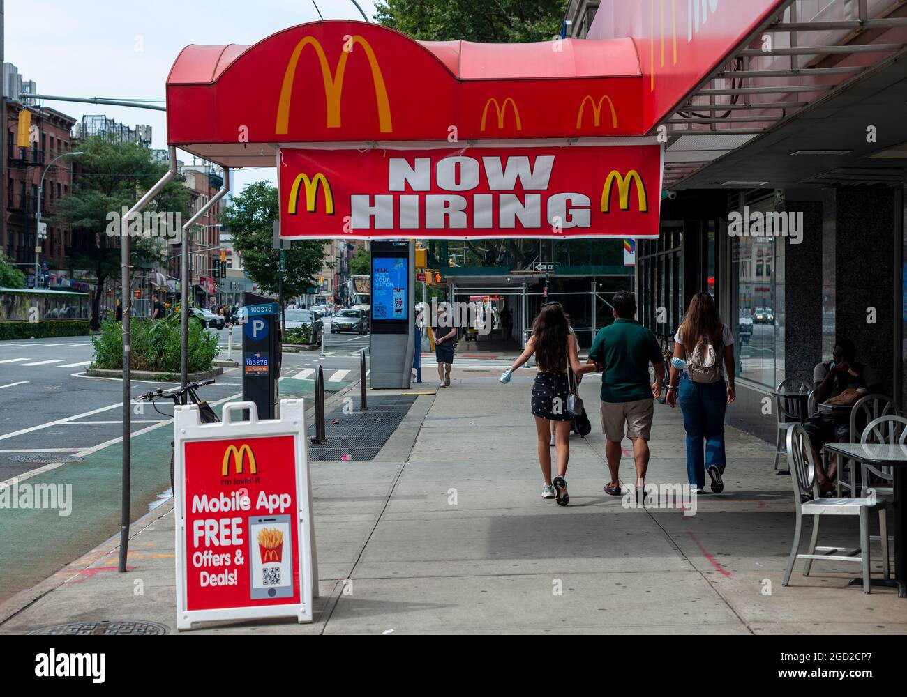 Un cartello esterno al ristorante McDonald’s annuncia che il franchising fast food è in affitto sabato 7 agosto 2021. (© Richard B. Levine) Foto Stock