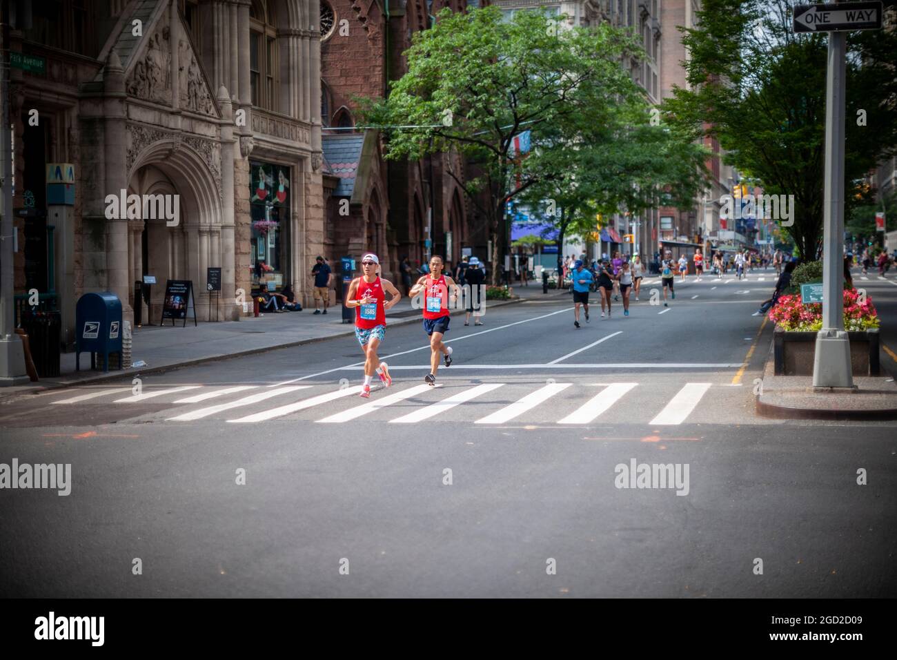 Biciclette, runner e pedoni su Park Avenue sabato 7 agosto 2021 per l'evento New York Summer Streets. Dopo un pandemico hiatus Summer Streets è tornato con 6.9 miglia di Manhattan strade liberate dal traffico dalle 7:00 ALLE 13:00 l'evento si ripeterà il 14 agosto. (© Richard B. Levine) Foto Stock