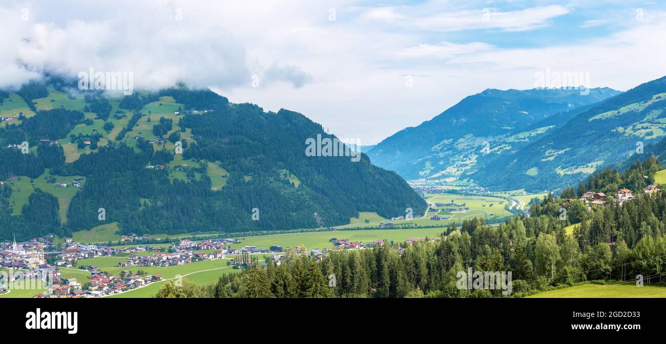La bella regione di Wildschönau si trova in una remota valle alpina a circa 1.000 metri di altitudine sulle pendici occidentali delle Alpi Kitzbühel. Foto Stock