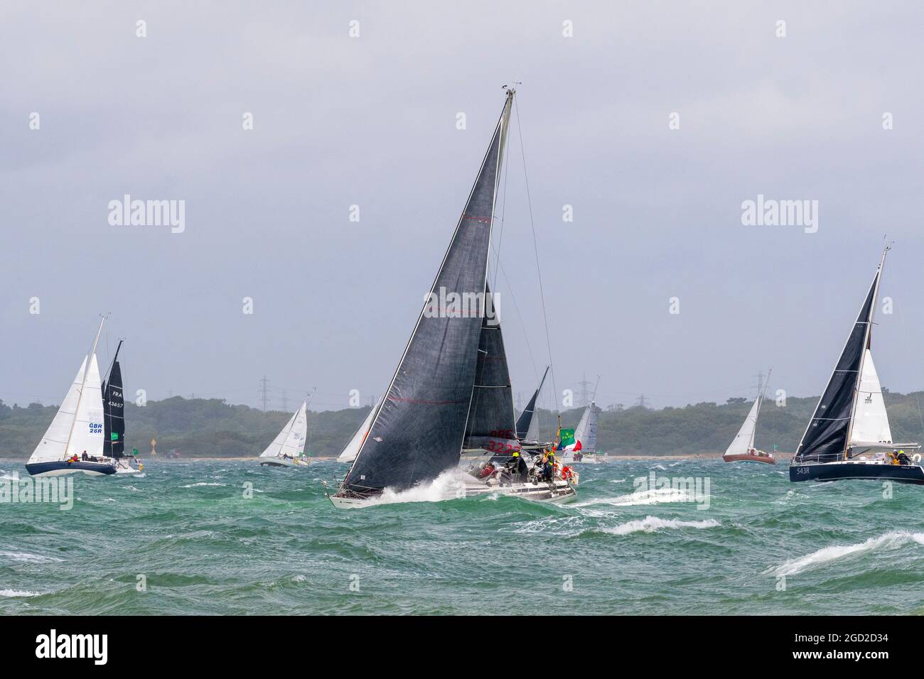 Inizio della Rolex Fastnet Race l'8 agosto 2021. I concorrenti si trovavano di fronte a condizioni di sgranatura con alti venti occidentali. Cowes, Isola di Wight, Inghilterra Foto Stock