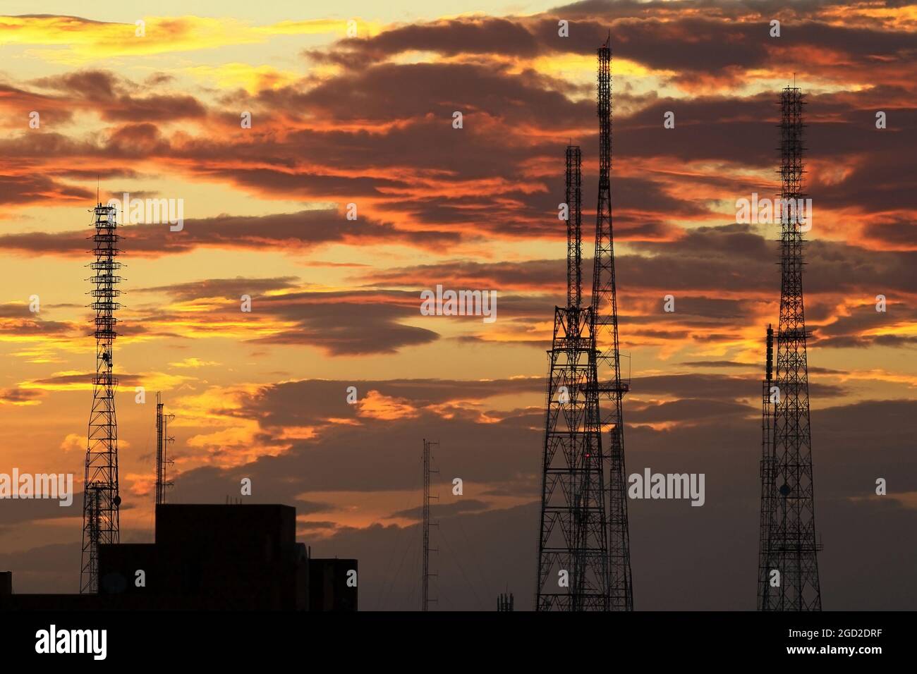 Maracaibo-Venezuela-20—07-2021- alcune antenne televisive e torri cellulari sono viste all'alba. © JOSE ISAAC BULA URRUTIA Foto Stock