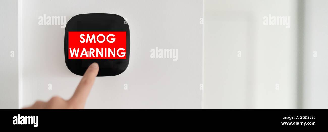 Avviso di smog sullo schermo AQI per interni touchscreen Smart home air quality. Banner panoramico di una donna che tocca il dispositivo domotico Foto Stock