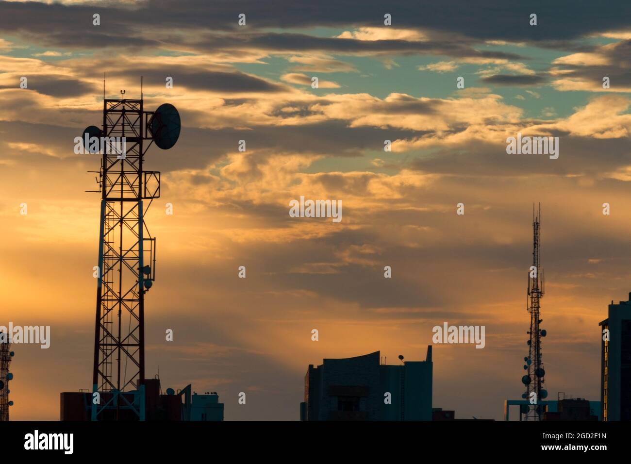 Maracaibo-Venezuela-27—07-2021- alcune antenne televisive e torri cellulari sono viste all'alba. © JOSE ISAAC BULA URRUTIA Foto Stock