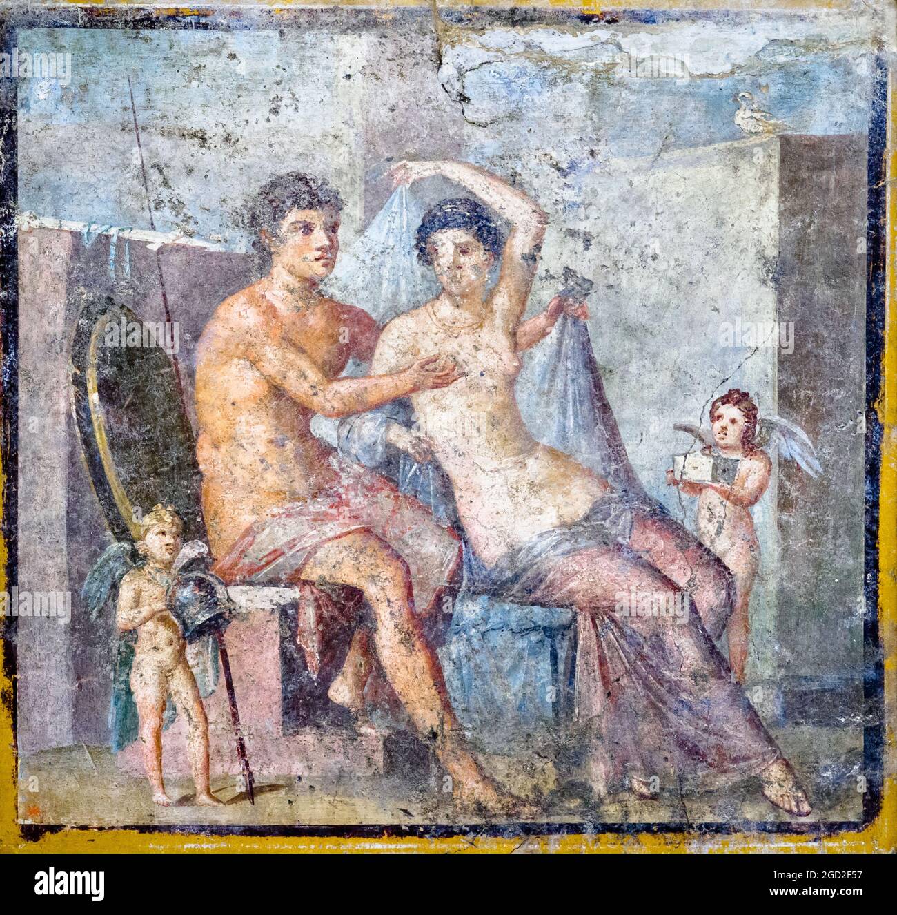 Ares e Afrodite il dipinto raffigura la coppia degli amanti divini con due Cupidi che reggono il casco di dio e l'affresco della toilette della dea Pompei, Casa del Meleagro (Casa di Meleagro) 63-79 d.C. Foto Stock