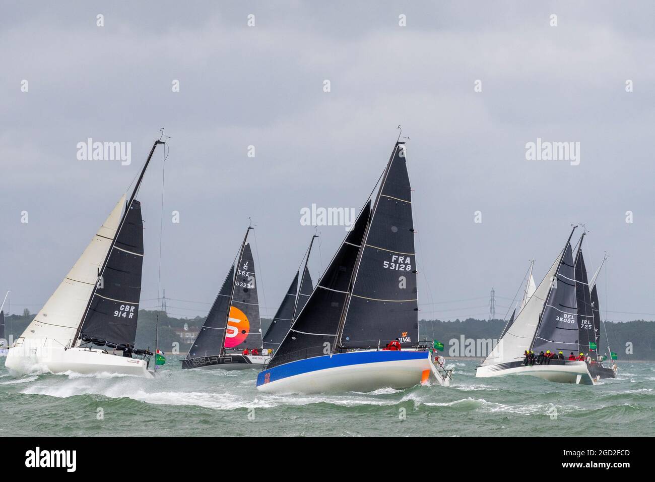 Inizio della Rolex Fastnet Race l'8 agosto 2021. I concorrenti si trovavano di fronte a condizioni di sgranatura con alti venti occidentali. Cowes, Isola di Wight, Inghilterra Foto Stock