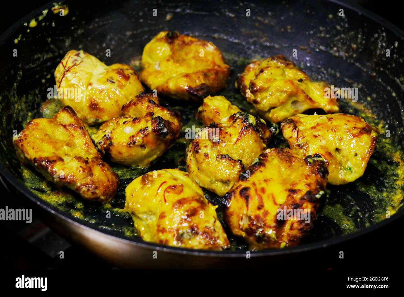 zafrani murgh tikka, zafferano e yogurt pollo speziato marinato tandoori, cucina indiana Foto Stock